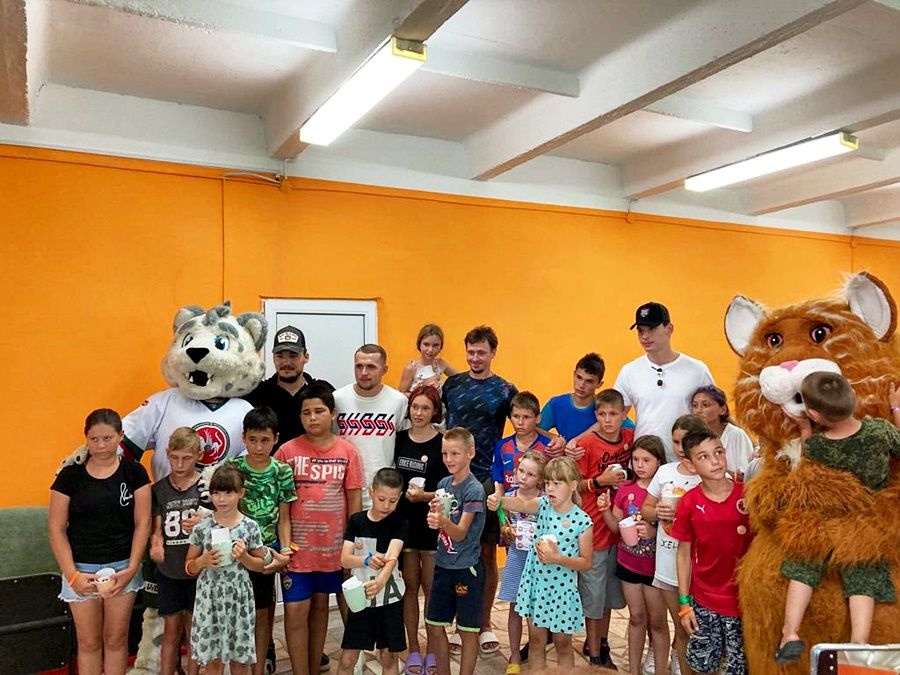 Активисты, волонтеры и хоккеисты устроили воспитанникам Лаишевского детского дома веселый праздник
