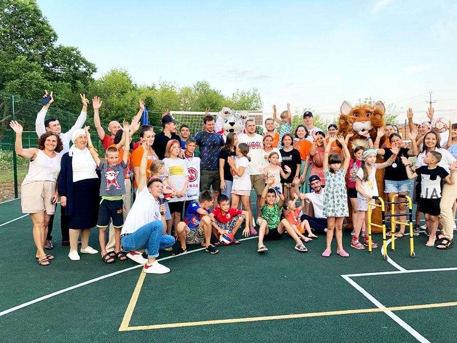Активисты, волонтеры и хоккеисты устроили воспитанникам Лаишевского детского дома веселый праздник