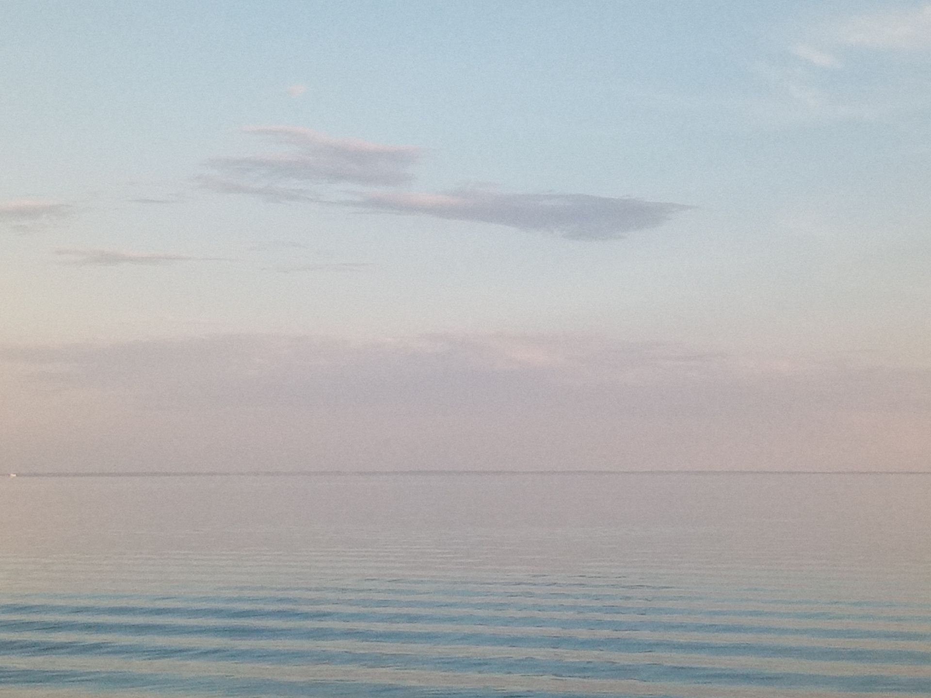На закате Камское море сливается с небом
