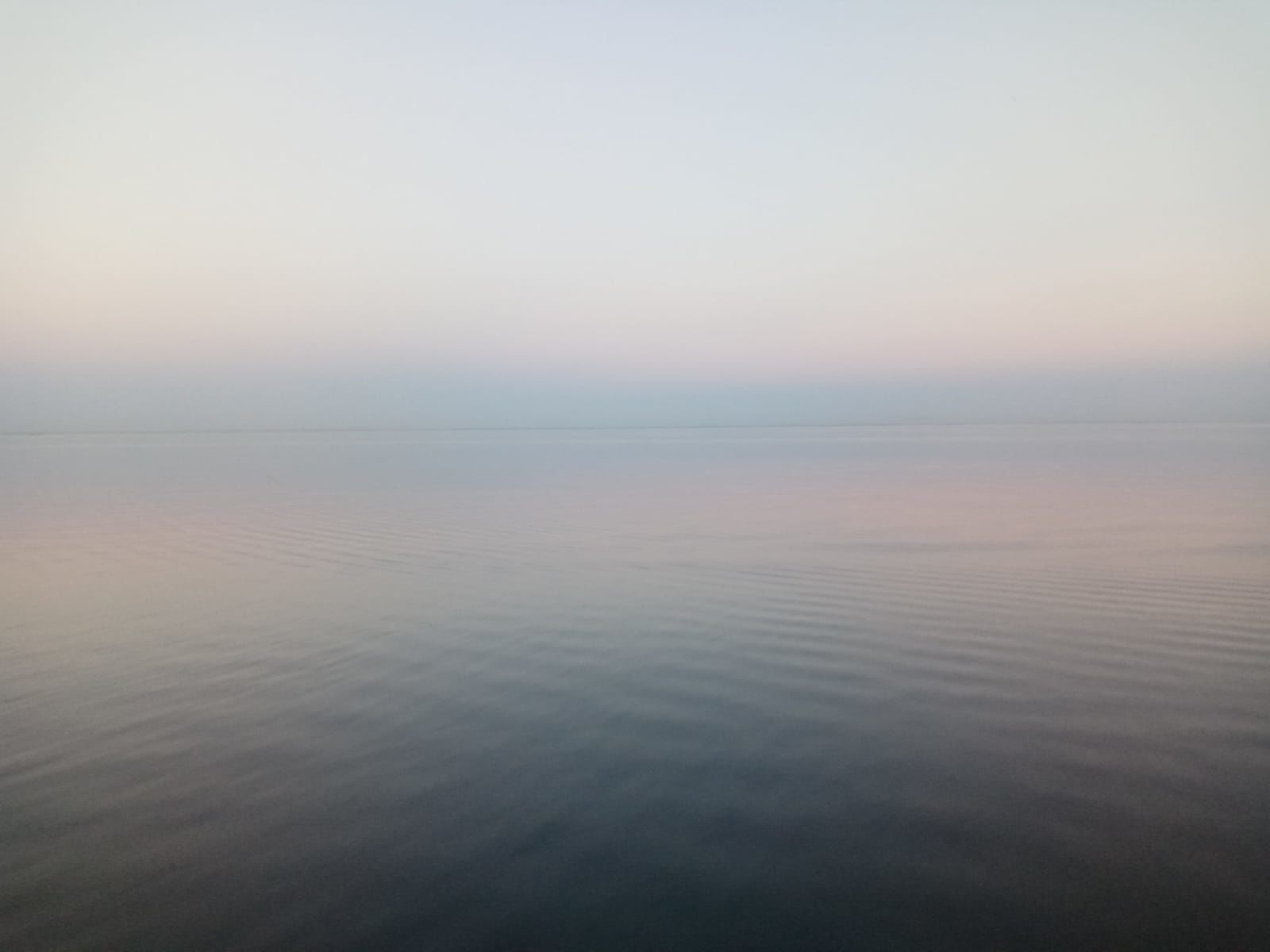 На закате Камское море сливается с небом