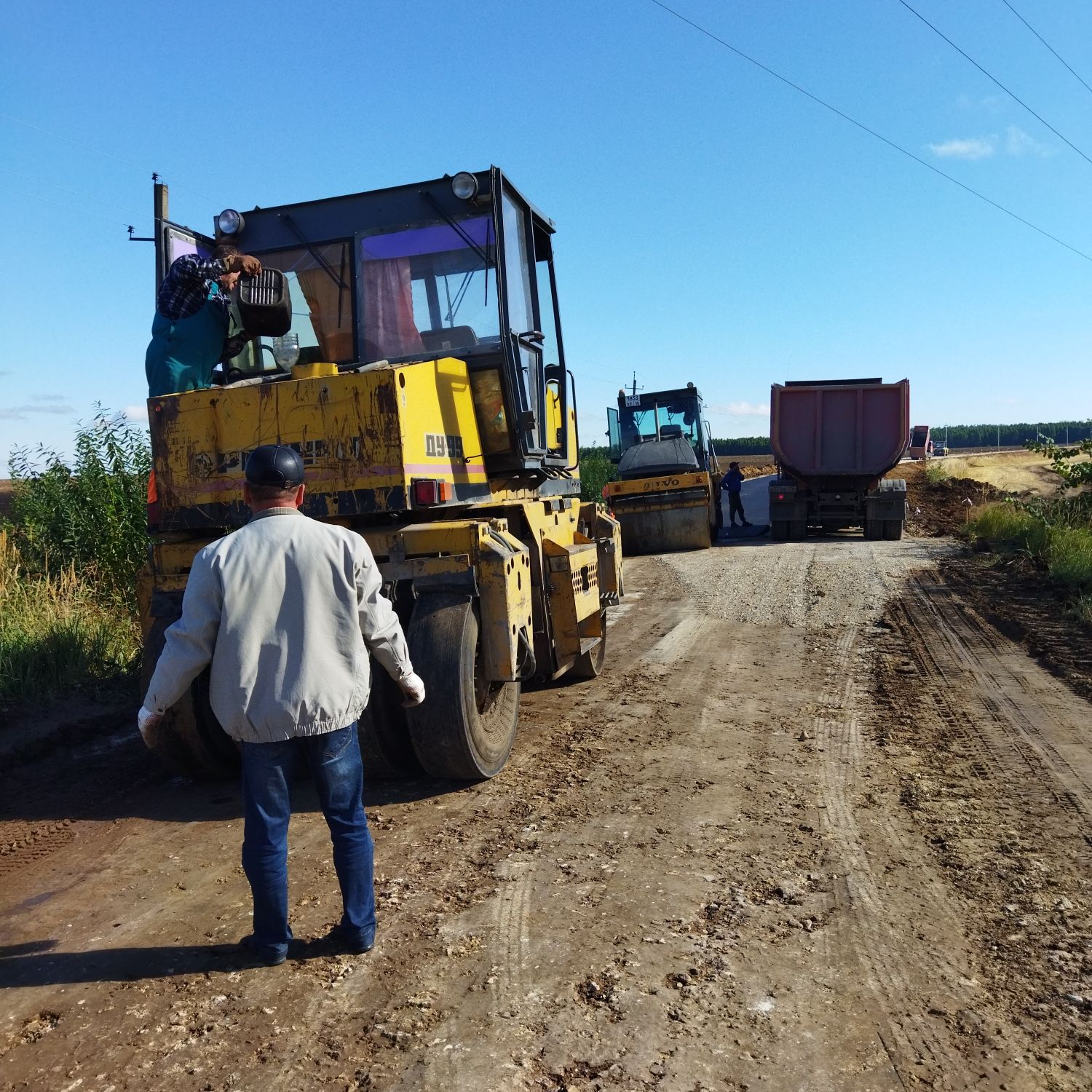 В Лаишевском районе началось асфальтирование дороги в деревню Меретяки