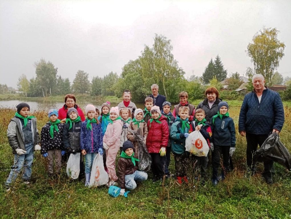 Юные экологи села Никольское наводят порядок на берегах водоемов - участвуют в акции
