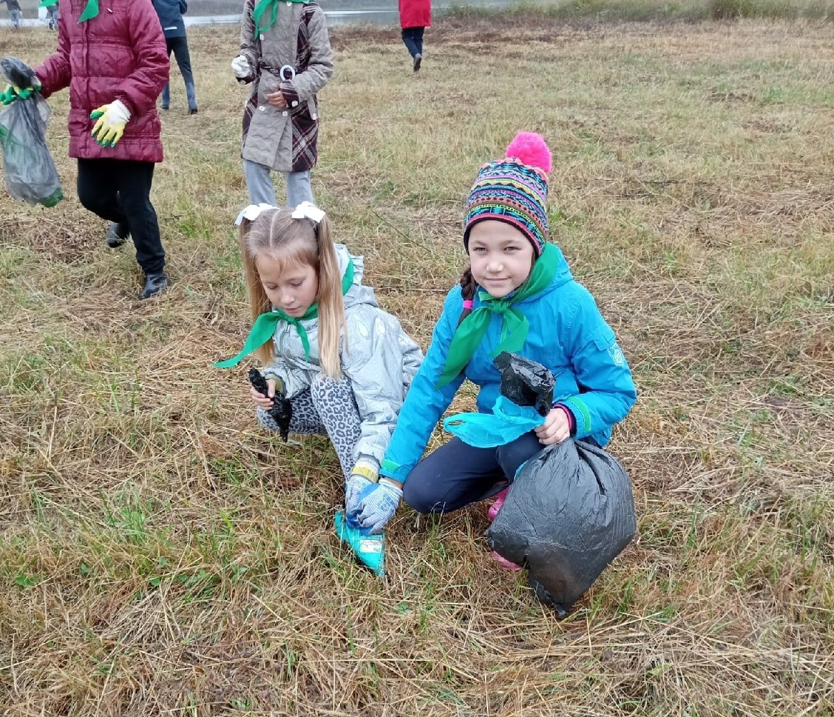 Юные экологи села Никольское наводят порядок на берегах водоемов - участвуют в акции