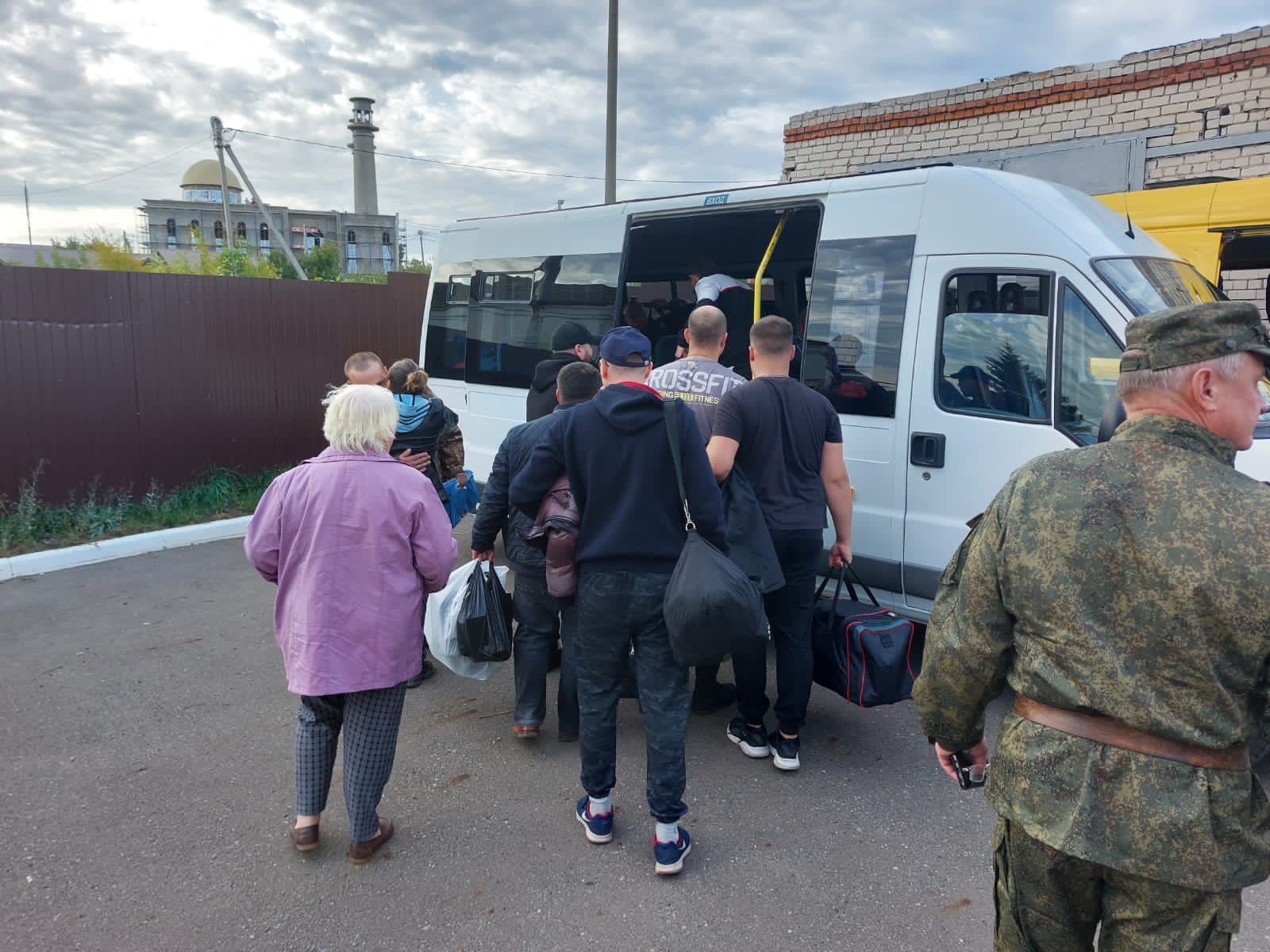 В Лаишеве провожали первую команду резервистов, призванных в рамках частичной мобилизации