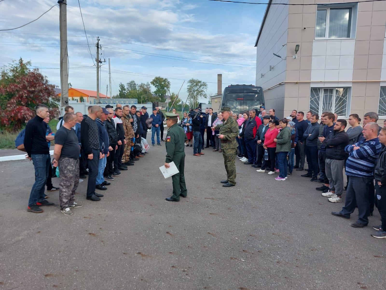 В Лаишеве провожали первую команду резервистов, призванных в рамках частичной мобилизации