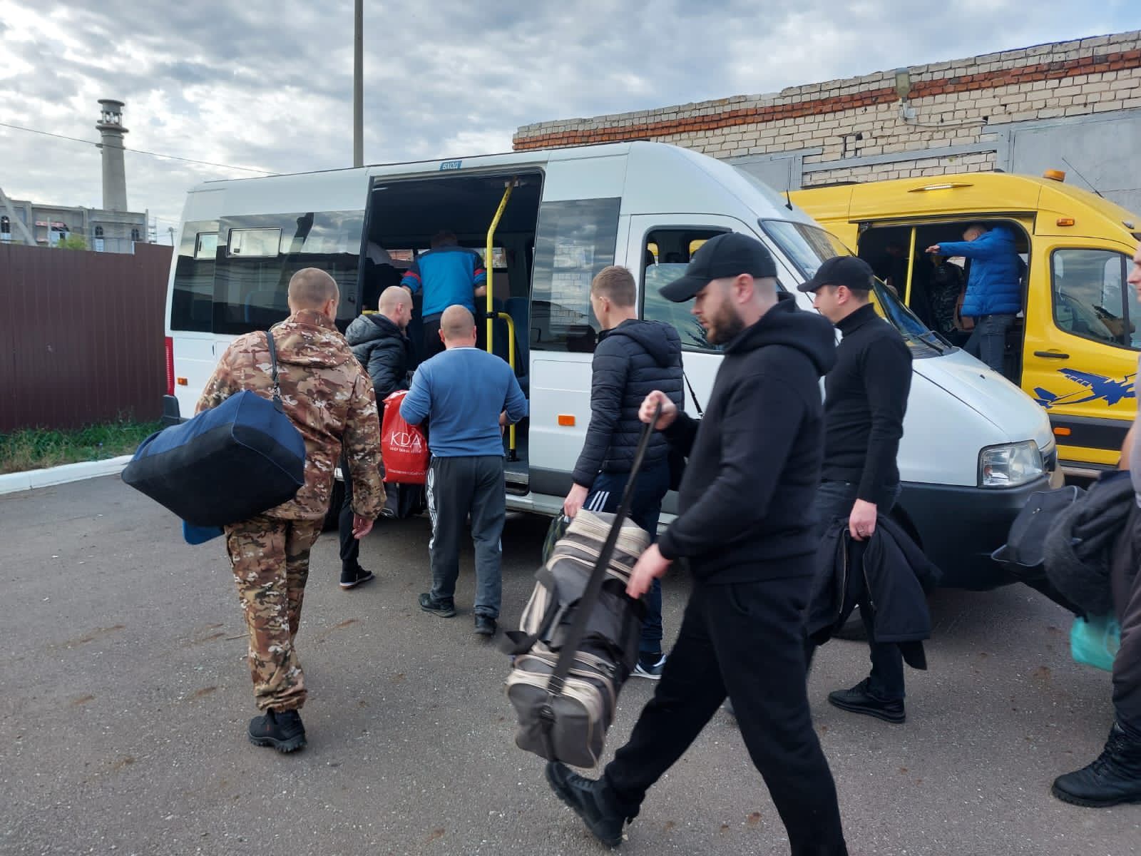 В Лаишеве провожали первую команду резервистов, призванных в рамках частичной мобилизации