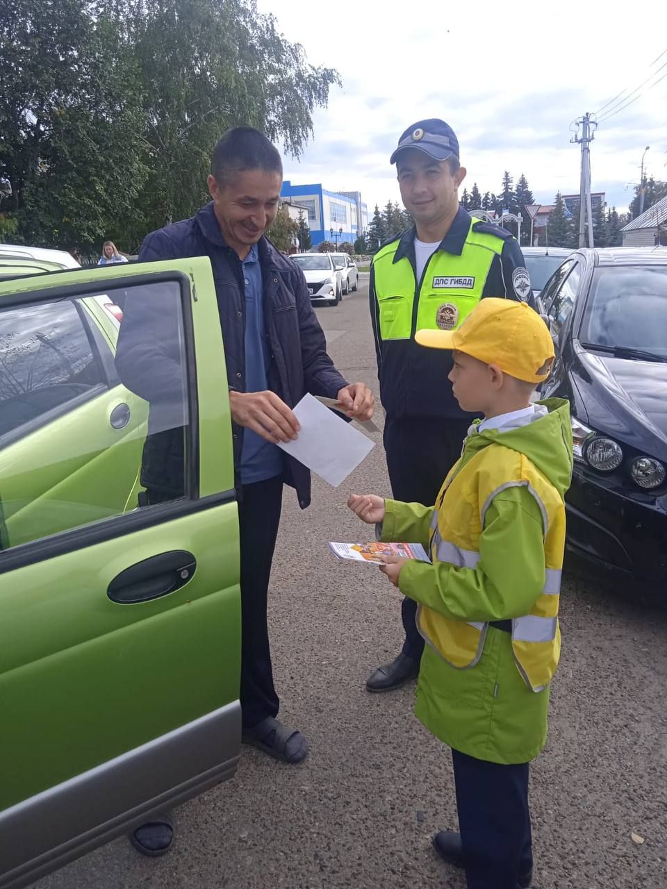 Дети раздавали памятки «Детское автокресло - гарантия безопасности» водителям.