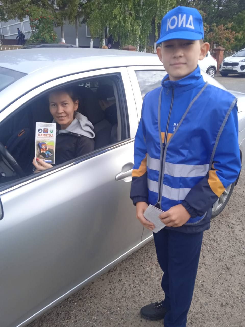 Дети раздавали памятки «Детское автокресло - гарантия безопасности» водителям.