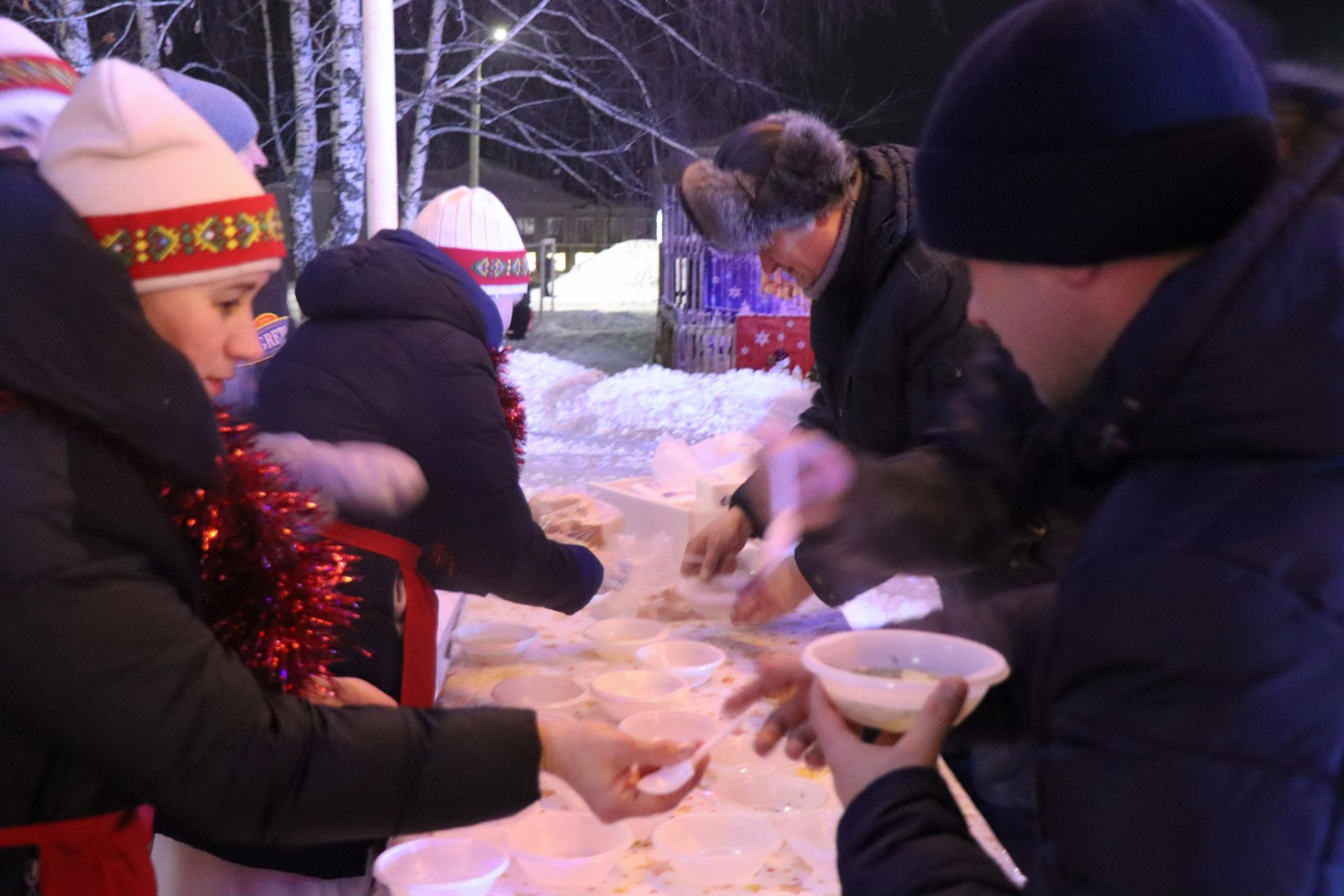 «Новогодняя кутерьма» собрала детей и взрослых у центральной новогодней ёлки г. Лаишево