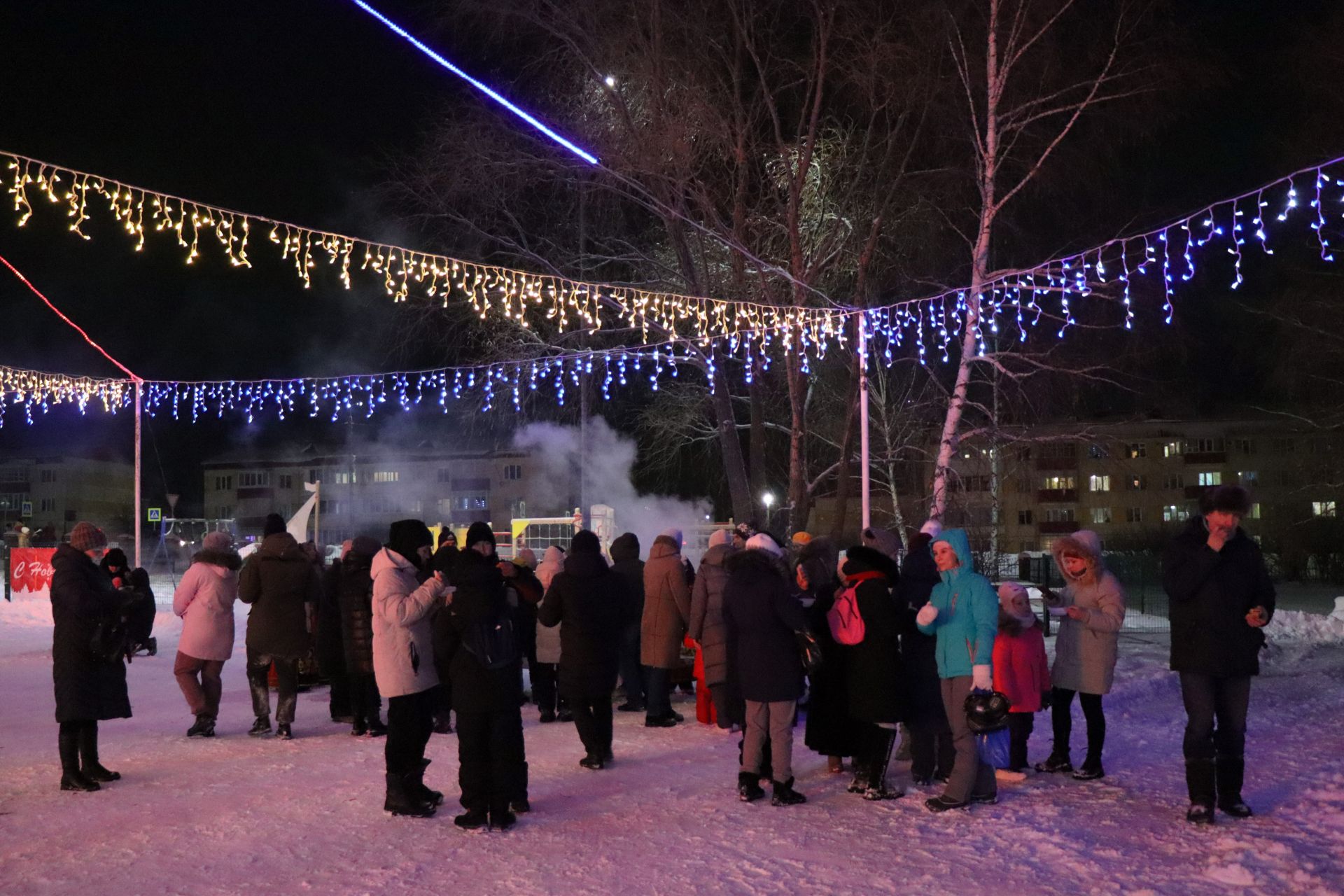 «Новогодняя кутерьма» собрала детей и взрослых у центральной новогодней ёлки г. Лаишево