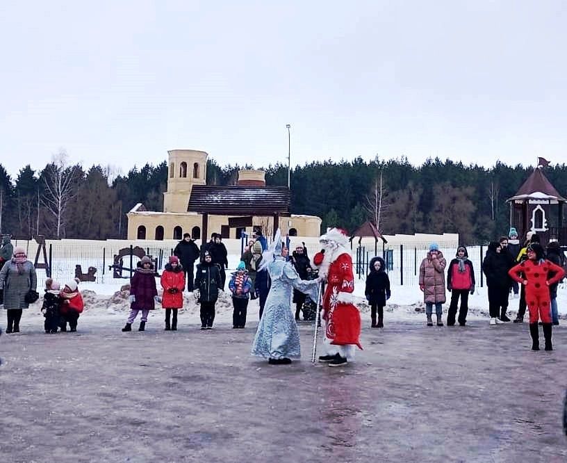 Новогодние хороводы у сельских елок. Лаишевский район, поселок Среднее Девятово