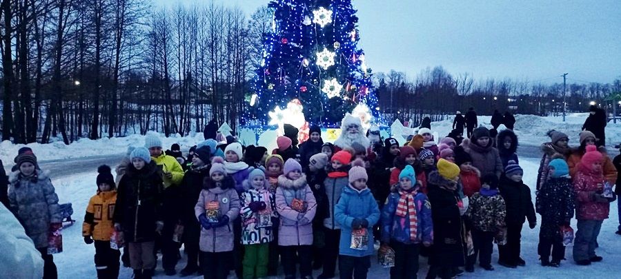 Новогодние хороводы у сельских елок. Лаишевский район, поселок Среднее Девятово