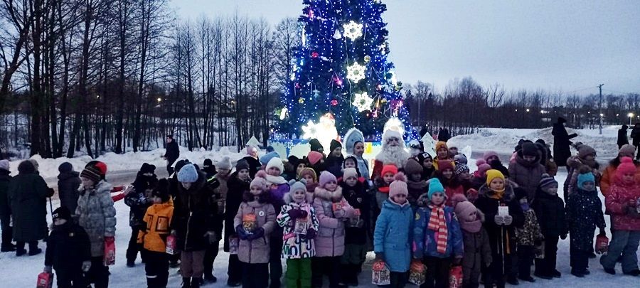 Новогодние хороводы у сельских елок. Лаишевский район, поселок Среднее Девятово