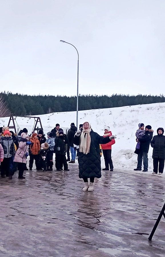 Новогодние хороводы у сельских елок. Лаишевский район, поселок Среднее Девятово