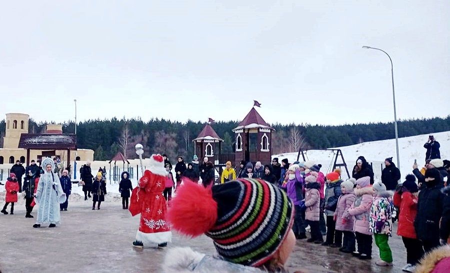 Новогодние хороводы у сельских елок. Лаишевский район, поселок Среднее Девятово