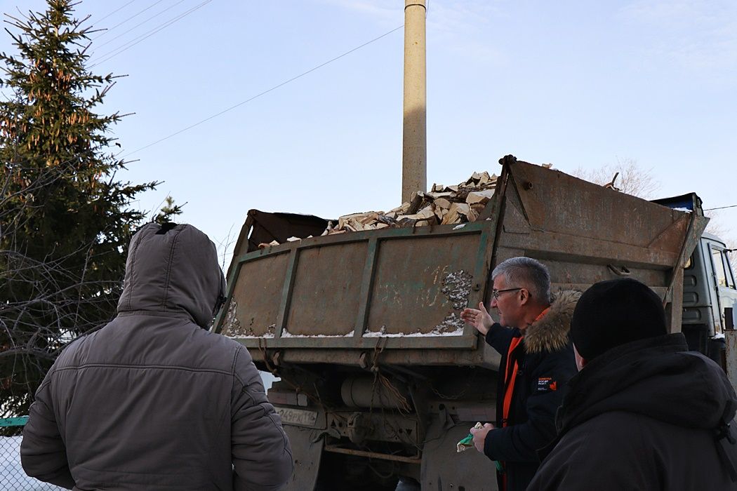Отгрузили дрова для трех семей мобилизованных в Нармонке