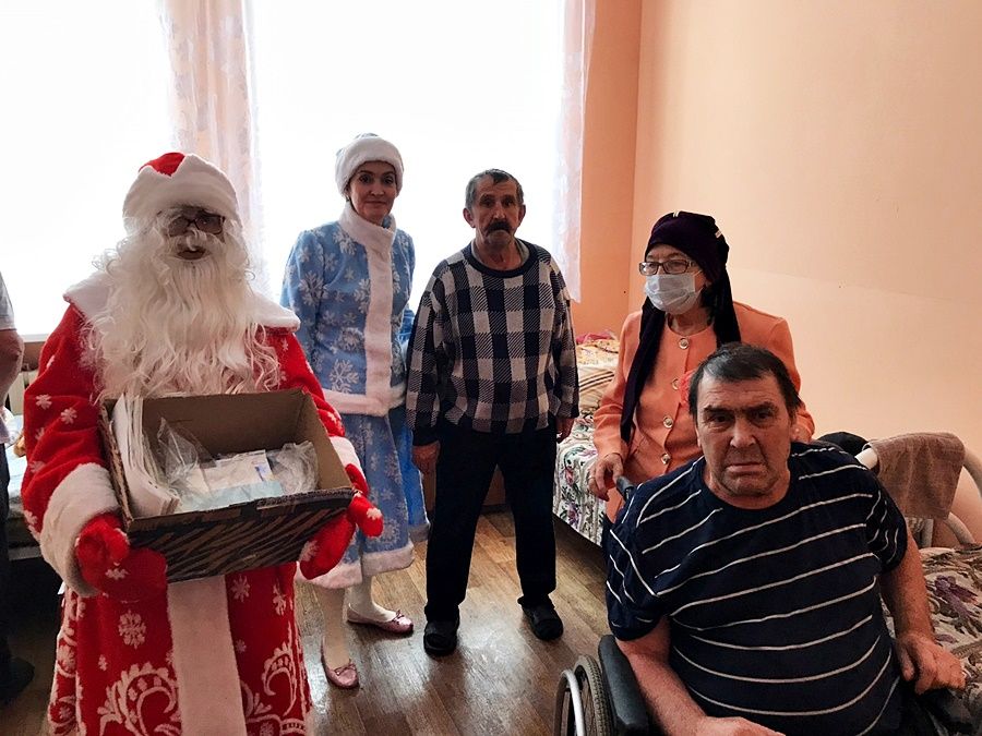 Лаишевские волонтеры поздравили с Новым годом людей, живущих в интернате престарелых и инвалидов в Алексеевском районе