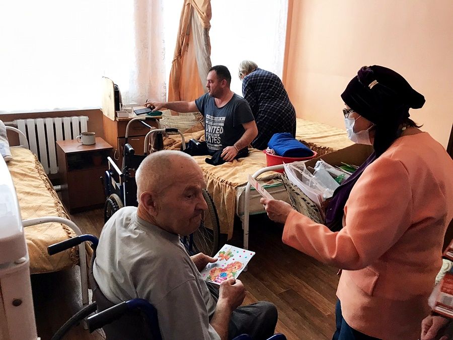 Лаишевские волонтеры поздравили с Новым годом людей, живущих в интернате престарелых и инвалидов в Алексеевском районе