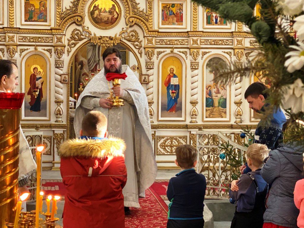 В Свято-Троицком архиерейском подворье прошла праздничная служба