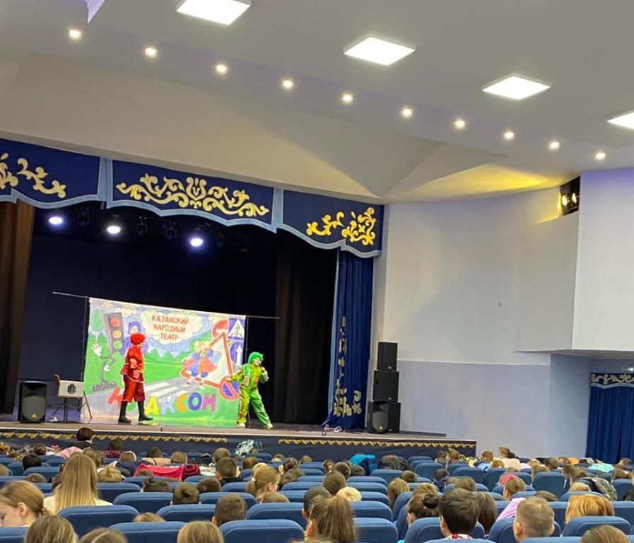 Ученикам лаишевских школ показали спектакль на тему ПДД