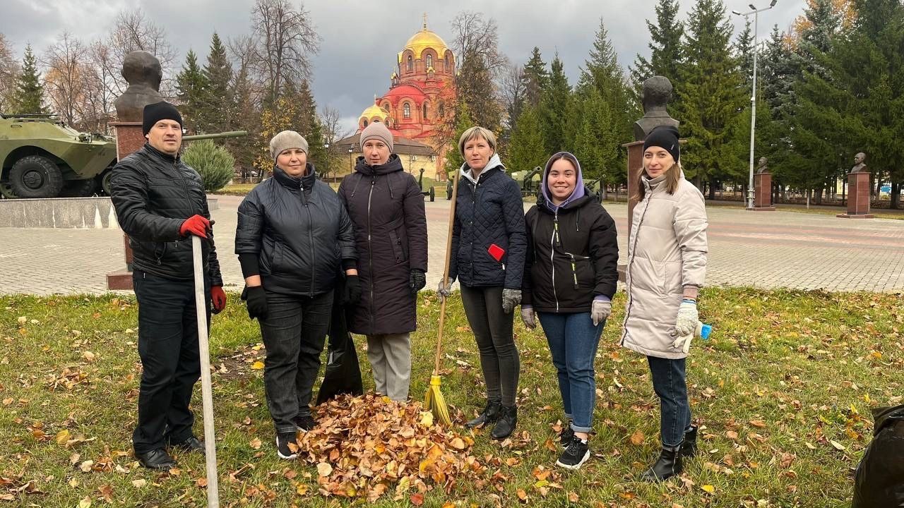 Лаишевский парк Победы очистили от мусора и опавших листьев