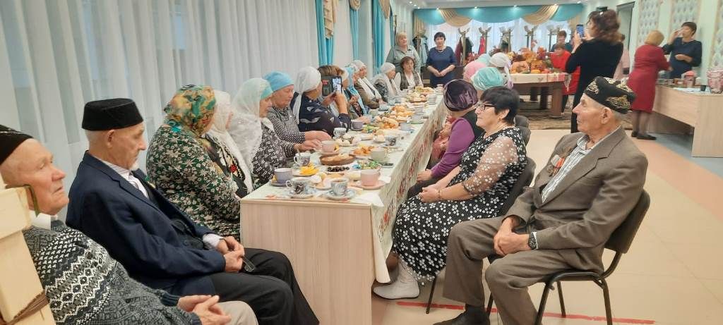 Большой дружной семьей отметили в Атабаево День пожилого человека