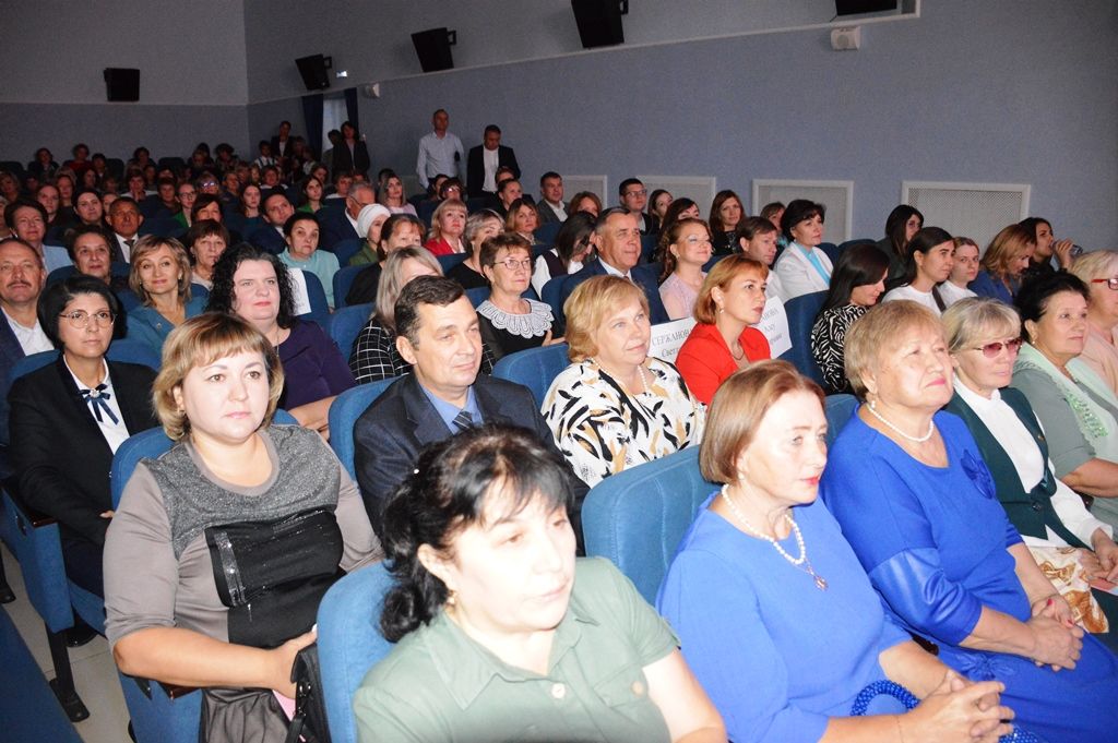 В РДК чествовали учителей Лаишевского района