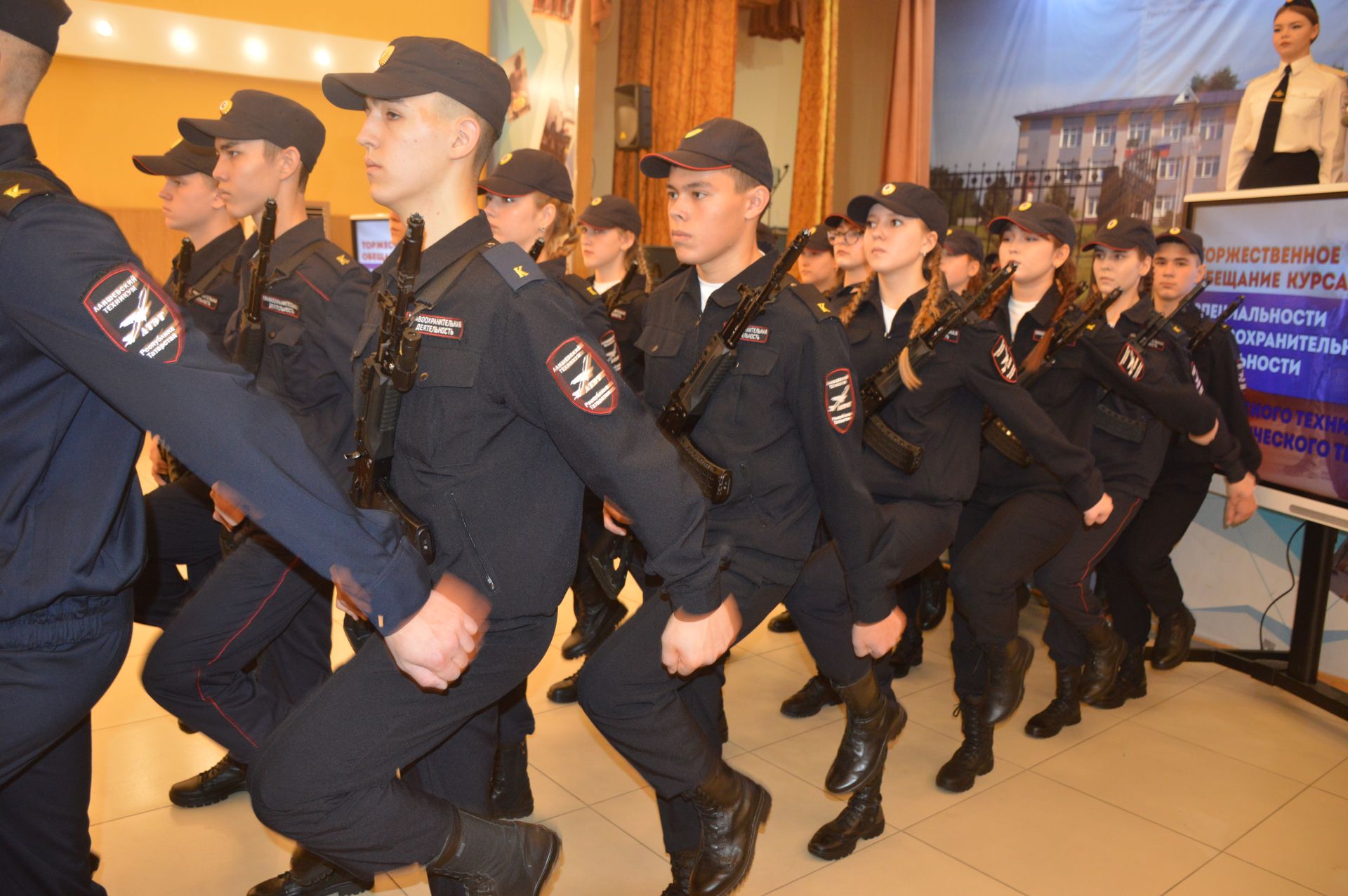 Сегодня первокурсники ЛТЭТ – будущие сотрудники правоохранительных органов дали торжественное обещание честно служить Закону и получили свои первые шевроны