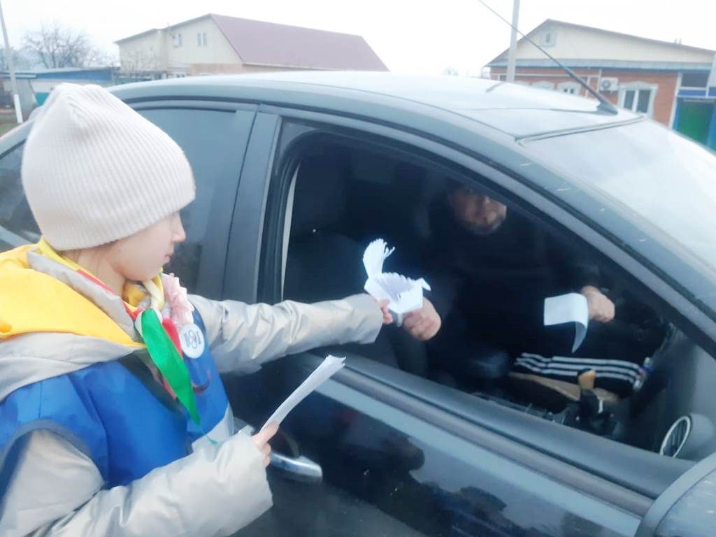 В рамках Дня памяти жертв ДТП юидовцы Пелевской школы вручали водителям «Птицу счастья»