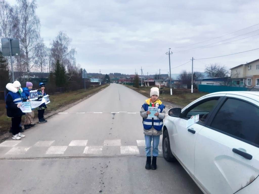 В рамках Дня памяти жертв ДТП юидовцы Пелевской школы вручали водителям «Птицу счастья»