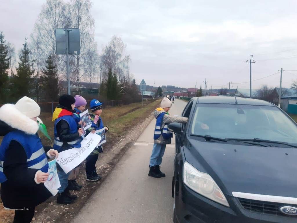 В рамках Дня памяти жертв ДТП юидовцы Пелевской школы вручали водителям «Птицу счастья»