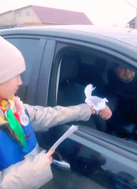 В рамках Дня памяти жертв ДТП юидовцы Пелевской школы вручали водителям «Птицу счастья»