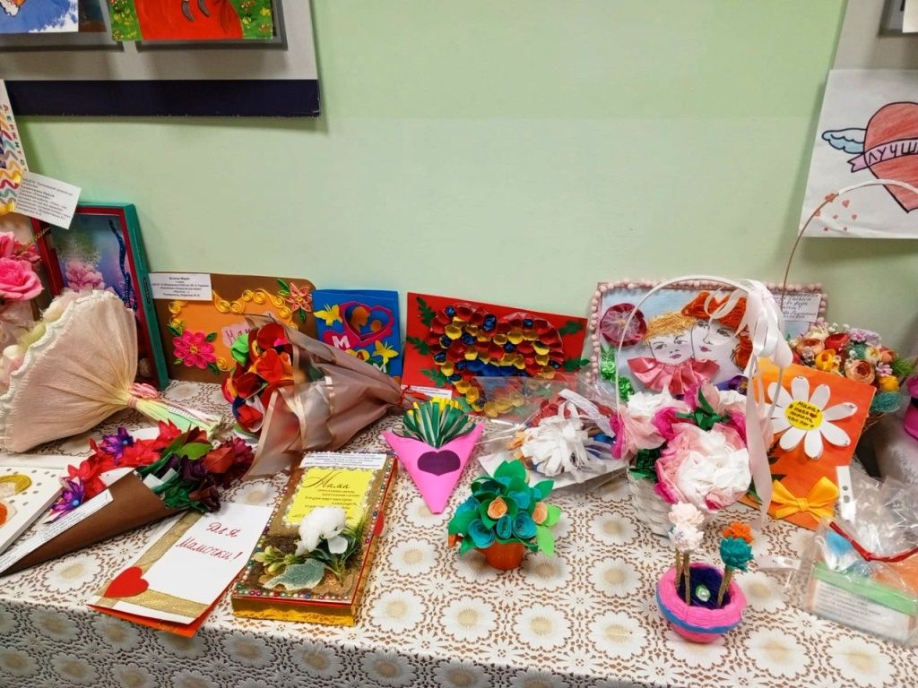 Ко Дню мамы в ЦВР г. Лаишево подготовили выставку детских поделок