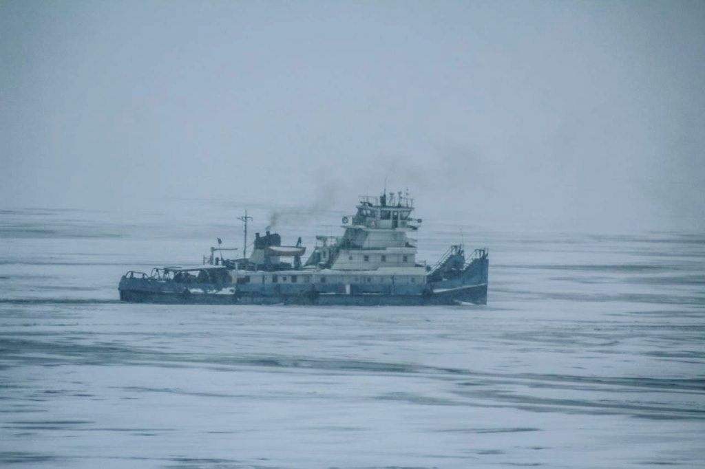Закованный во льдах остался одиноко стоять на Каме