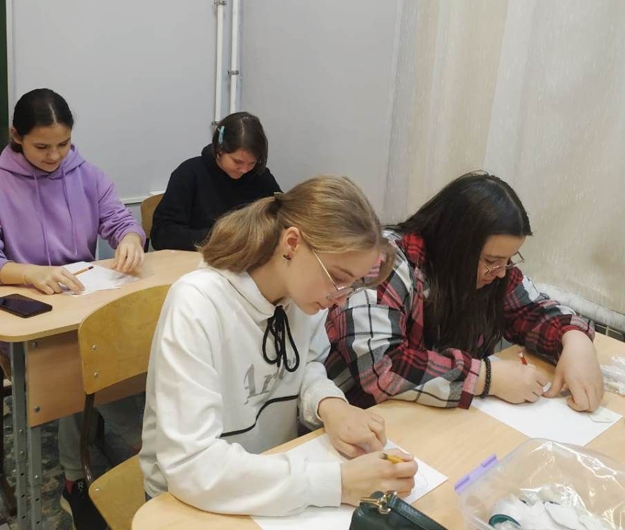 Дети из многодетной семьи учились делать бумажного ангелочка