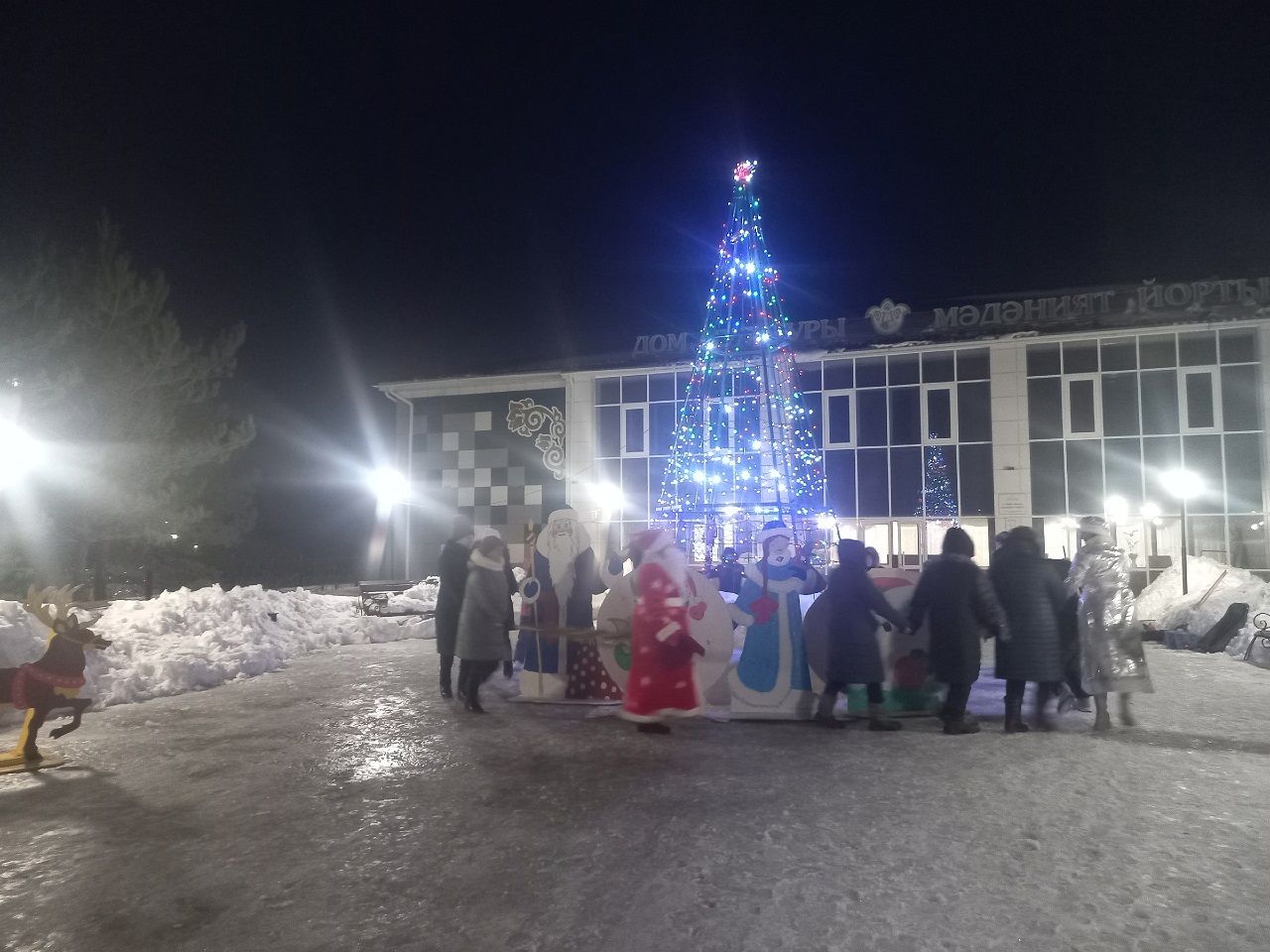 В Атабаевском поселении Лаишевского района торжественно открылась новогодняя елка