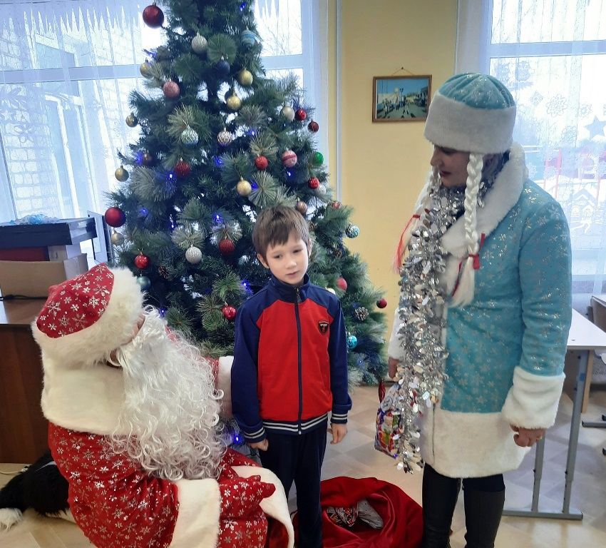 Дед Мороз и Снегурочка заглянули в социально-реабилитационный центр «Родник»
