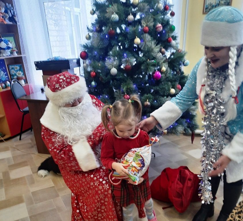 Дед Мороз и Снегурочка заглянули в социально-реабилитационный центр «Родник»