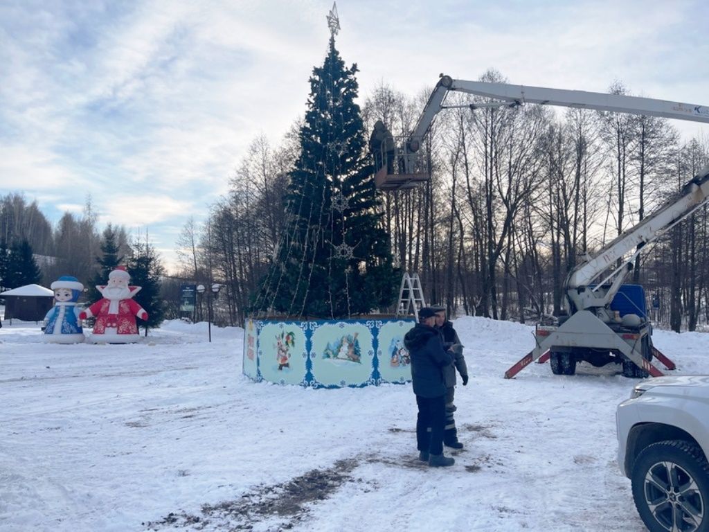 В Среднем Девятове готовы к открытию центральной елки