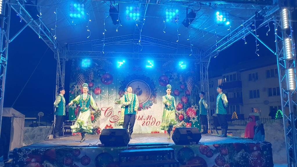 Сегодня открылась главная новогодняя елка Лаишевского района