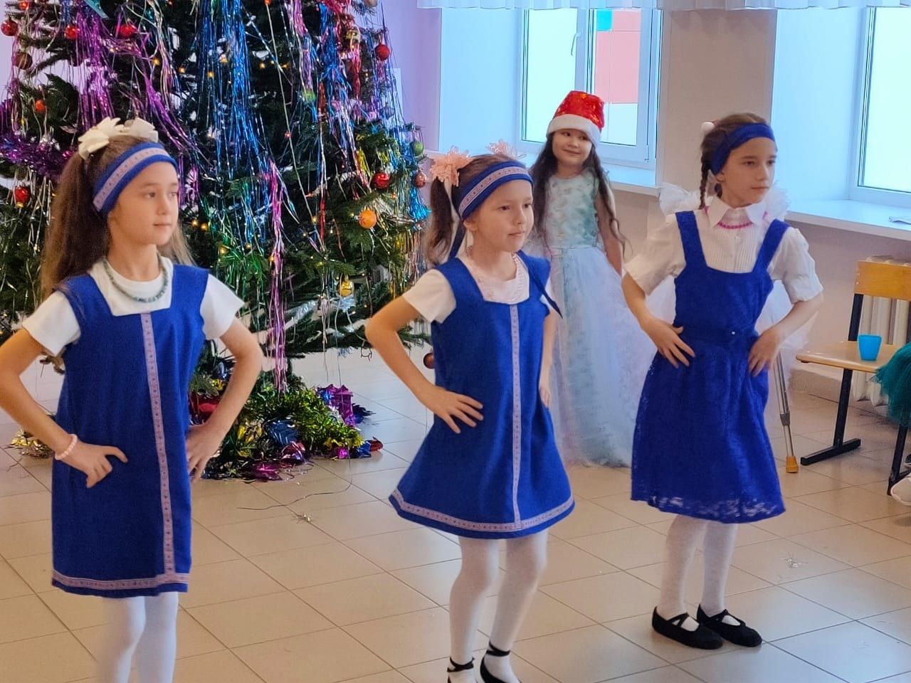 Коллектив школы из Лаишевского района организовал большой новогодний праздник