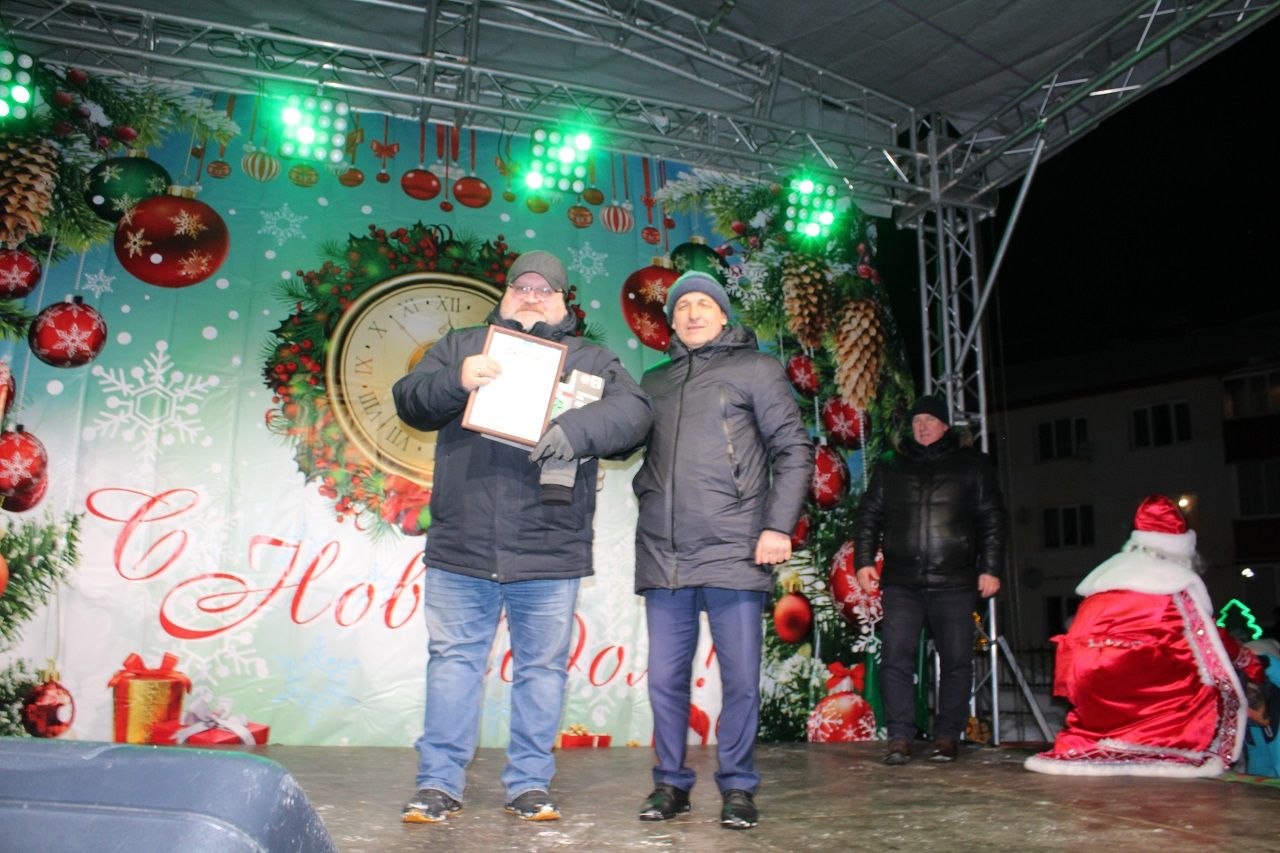 Сегодня открылась главная новогодняя елка Лаишевского района