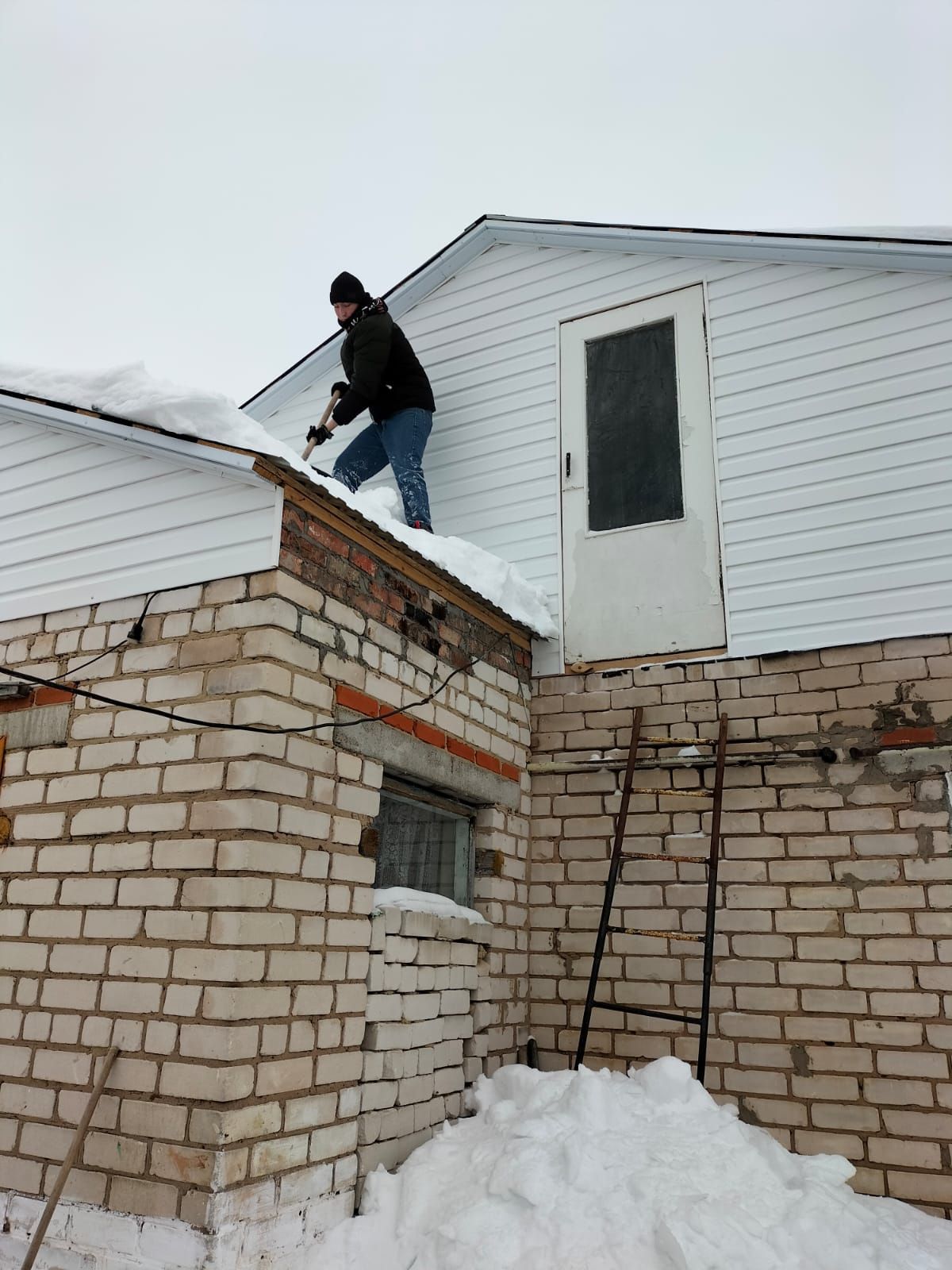 Студенты Лаишевского техникума помогают пенсионерам убрать снег во дворе