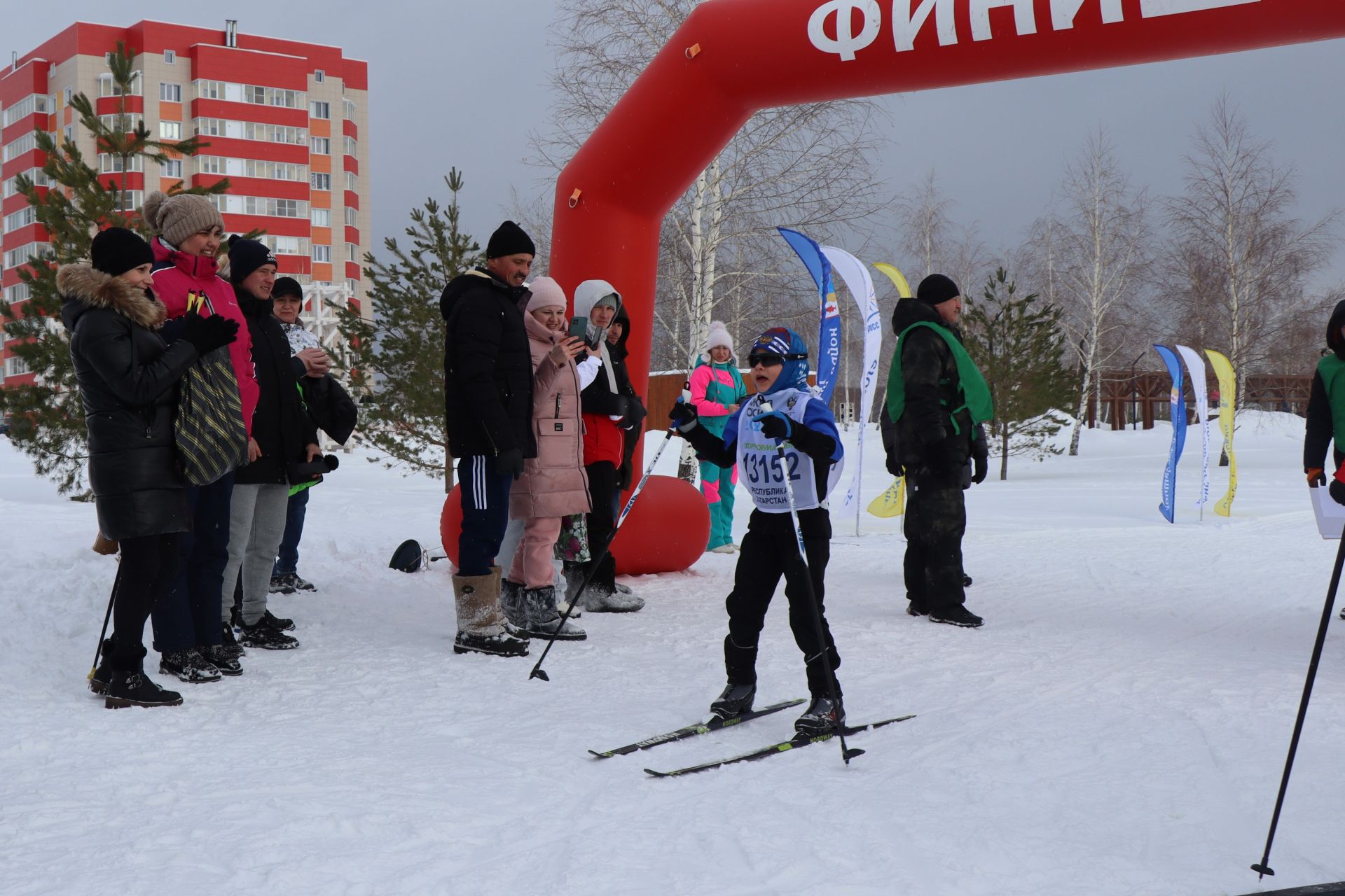 Старт и финиш участников Лыжни России 2023 в Лаишево в возрасте до 35 лет