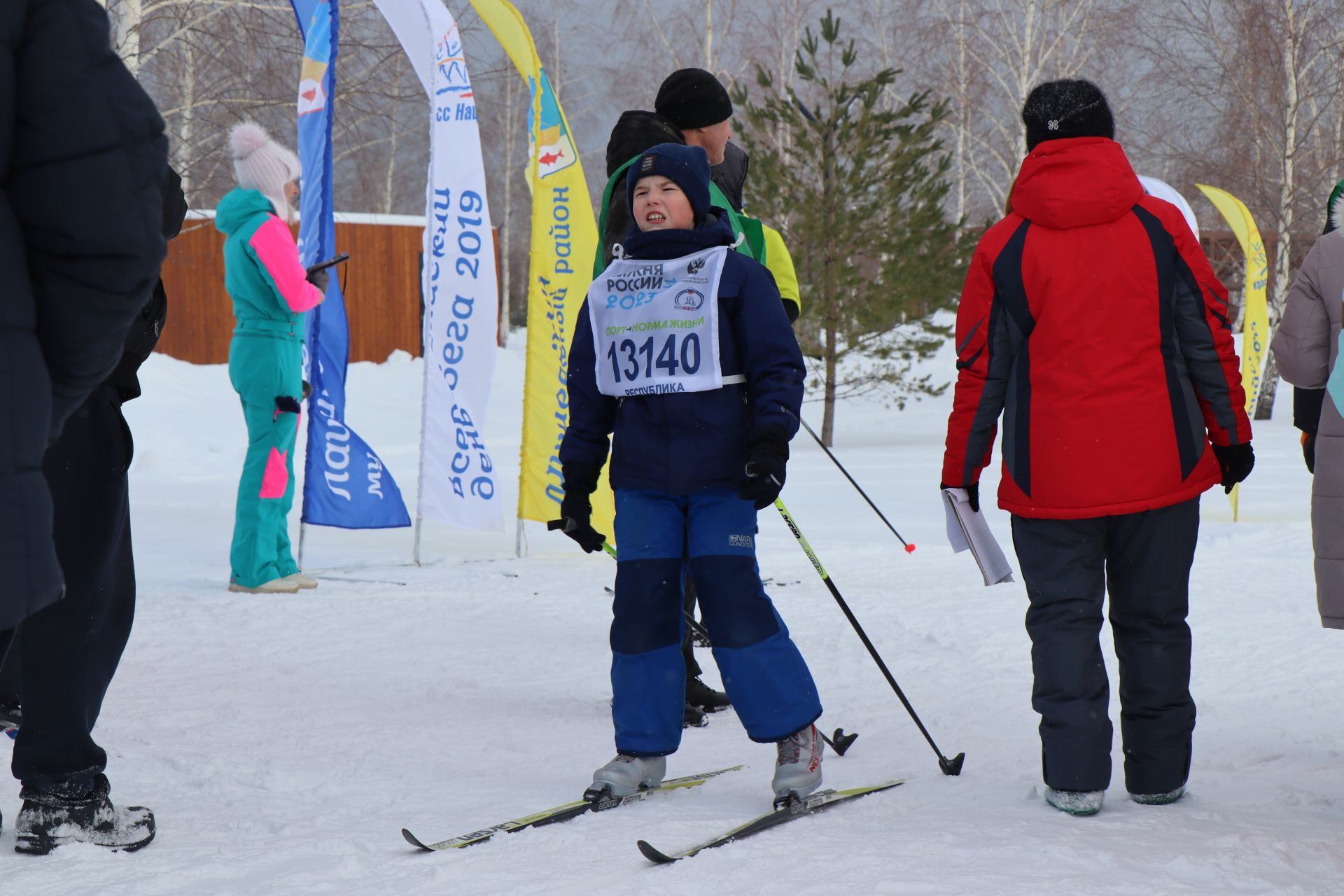 Старт и финиш участников Лыжни России 2023 в Лаишево в возрасте до 35 лет