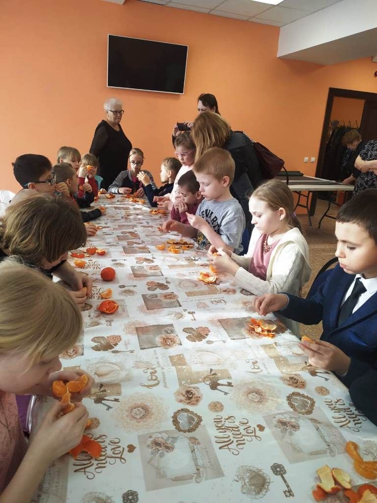 Лаишевские дети посадили семечки мандаринов для Сада поколений