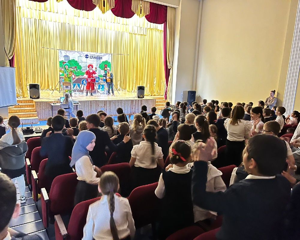 Казанский народный театр «Клаксон» показал сокуровским детям спектакль по ПДД