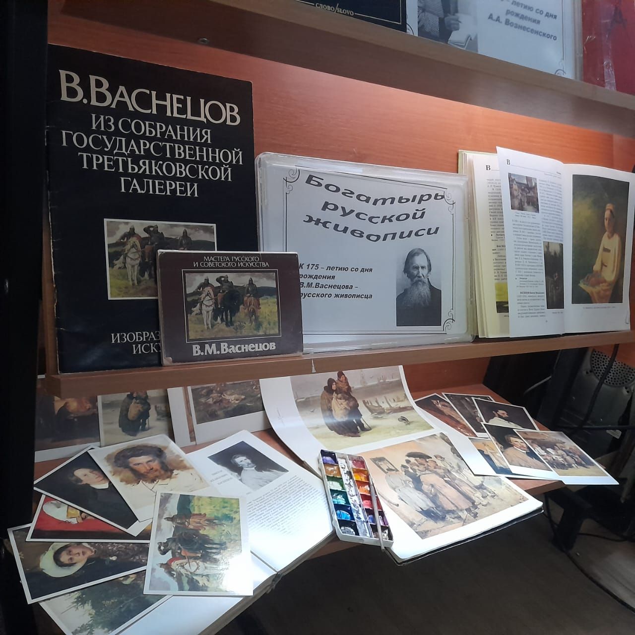 В Лаишевской библиотеке организована новая выставка-вернисаж «Богатырь русской живописи»
