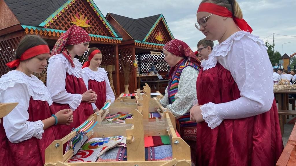 На Каравоне каждый желающий может принять участие в создании Полотна дружбы