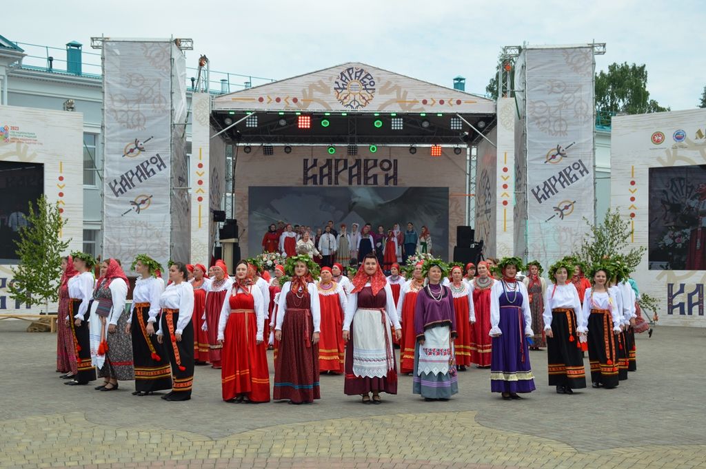 Главное действие Каравона в селе Никольское наблюдали сотни зрителей